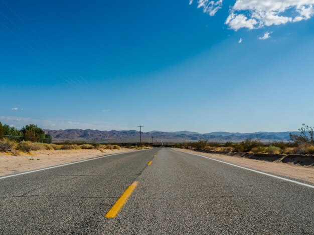 Photo road by landscape against blue sky