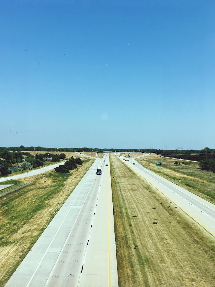 Photo road by landscape against clear blue sky