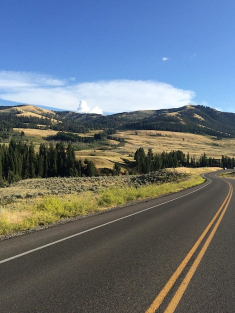 Photo road by landscape against sky