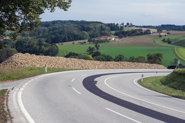 Foto strada per paesaggio contro il cielo