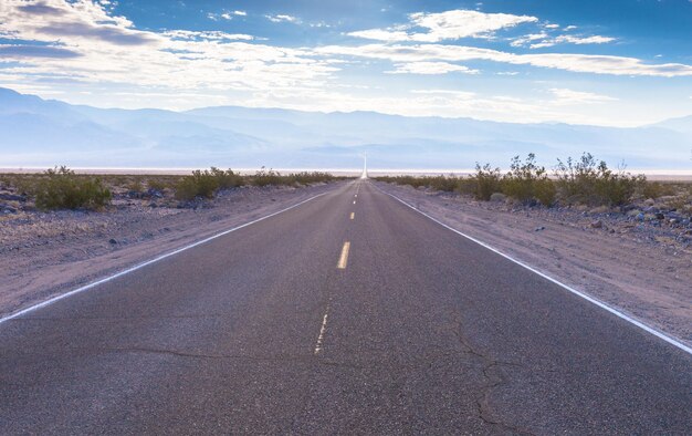 写真 空に照らされた風景の道路