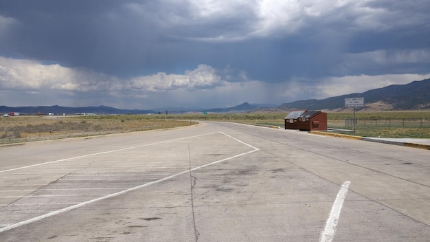 Photo road by landscape against sky