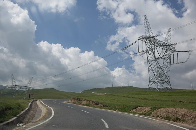 Foto strada per paesaggio contro il cielo