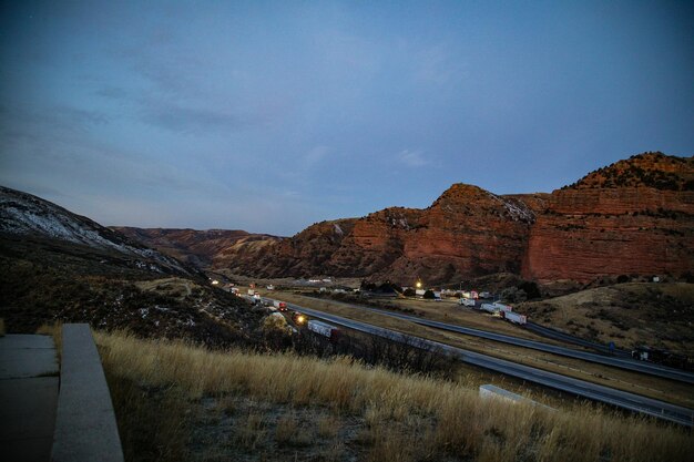 Photo road by mountain against sky