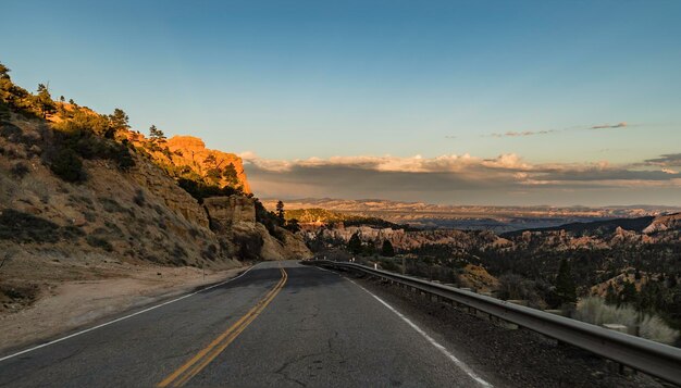 Photo road by mountain against sky