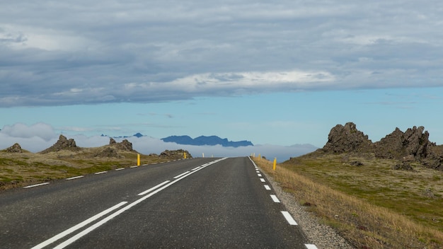 Foto strada in montagna contro il cielo