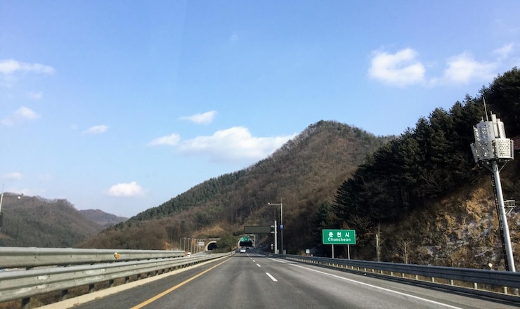 Photo 空に逆らう山の道