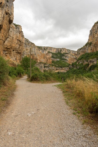 Foto strada in montagna contro il cielo