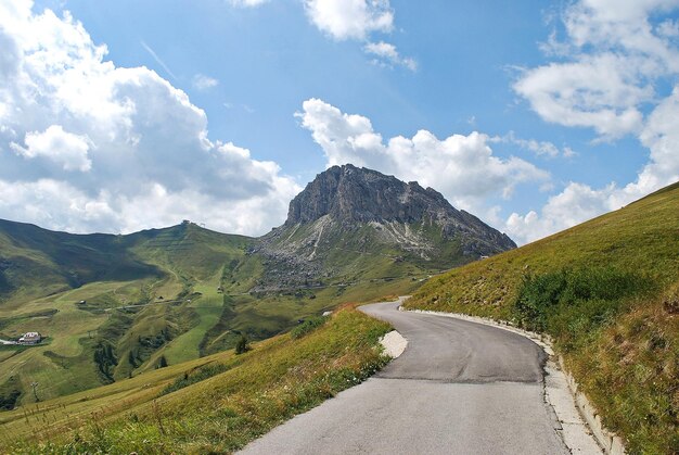 Foto strada in montagna contro il cielo