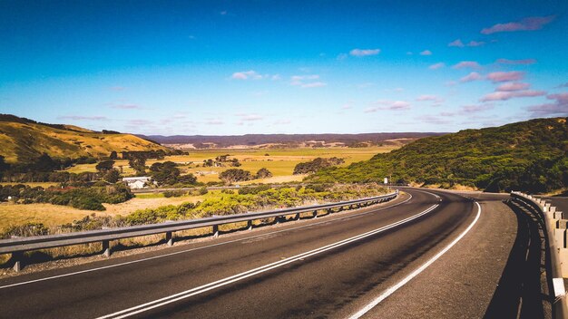 Photo road by mountain against sky