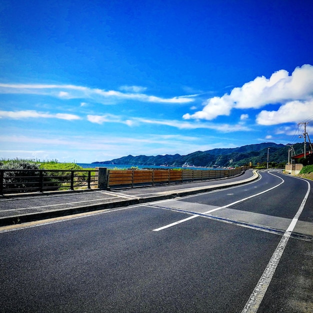 Foto strada tra le montagne contro il cielo blu