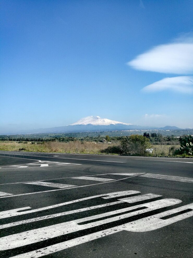 Photo 青い空に照らされた山の道