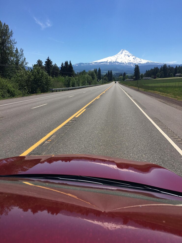 Photo 空に逆らった山の道