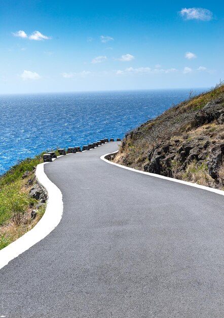 Foto strada sul mare contro il cielo