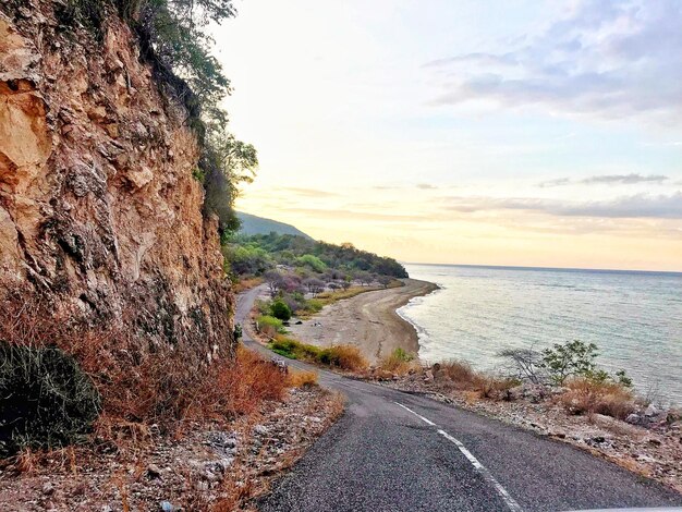 Foto strada sul mare contro il cielo