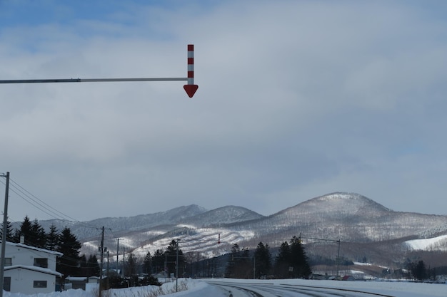 Foto strada tra le montagne innevate contro il cielo