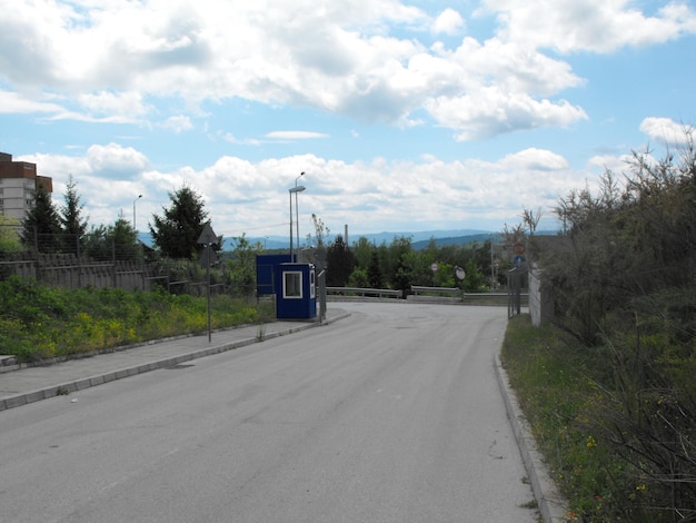 Foto strada tra gli alberi contro il cielo