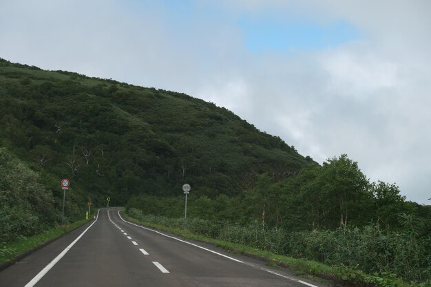 Photo road by trees against sky