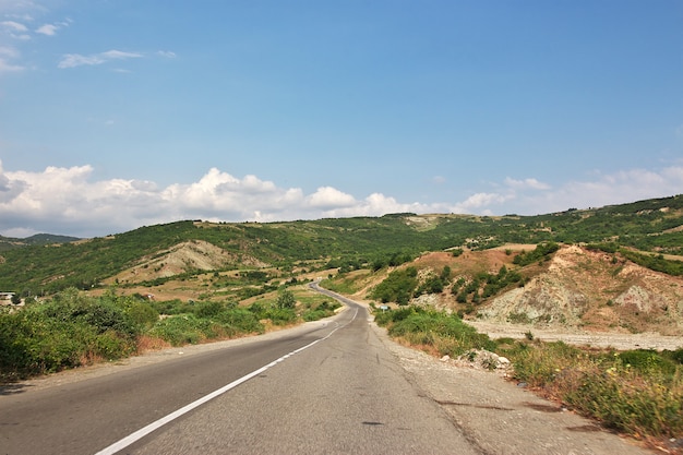 アゼルバイジャンのコーカサス山脈の道