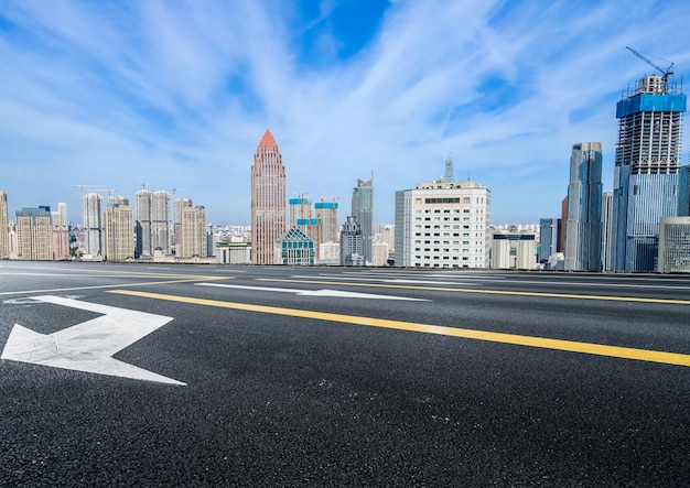 道路と中国の近代的な都市の建物の背景