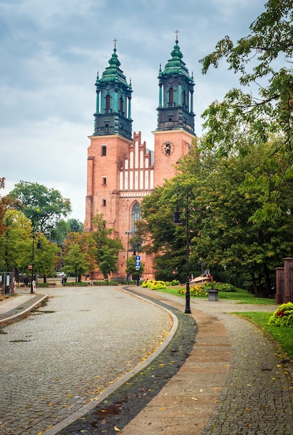 흐린 날씨에 Tumsky 섬에있는 성도 피터와 폴의 교회로가는 길 Poznan Poland