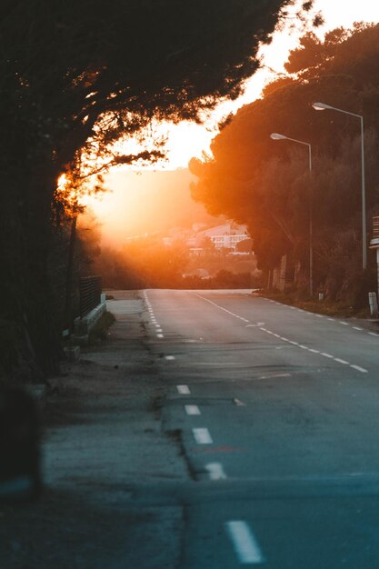 Photo road in city against sky at sunset