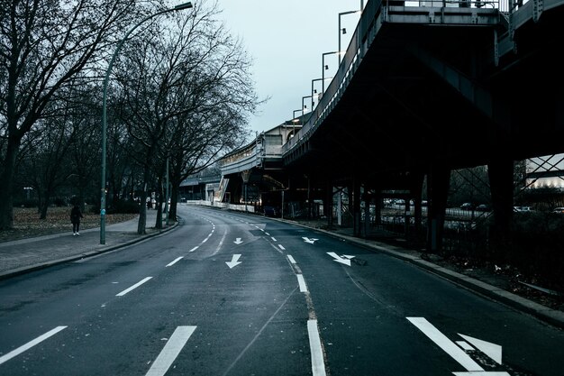 Photo road in city against sky