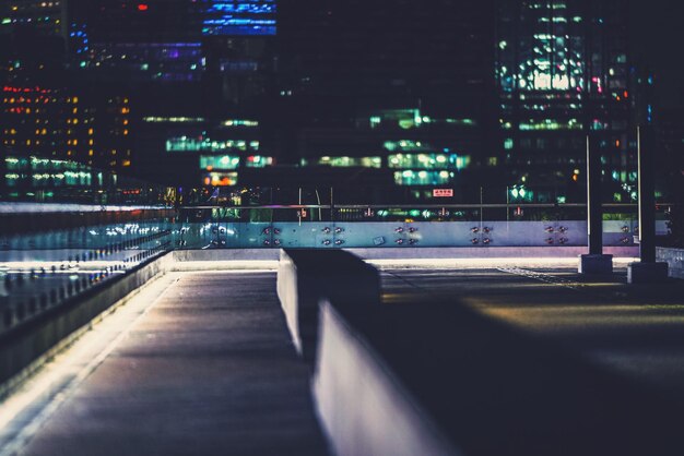 Foto strada in città di notte