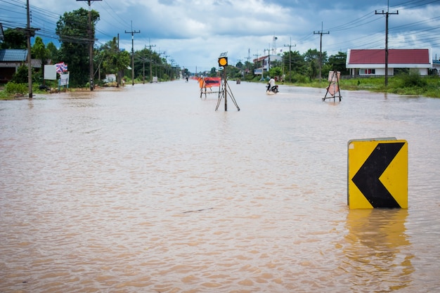 洪水のために道路が閉鎖された