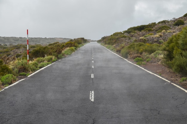 El Teide 국립 공원 테네리페 카나리아 제도 스페인에서 흐린 날에 도로