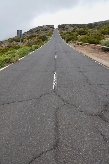 El Teide 국립 공원의 흐린 날의 도로