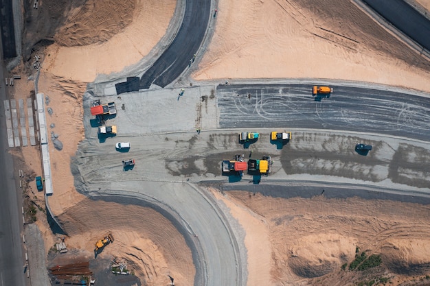 道路輸送機器上面図の助けを借りて広いアスファルト道路の道路建設