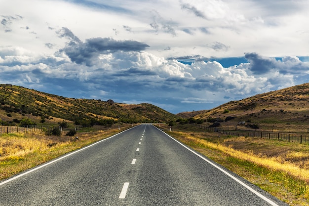 Strada nella campagna di otago, nuova zelanda