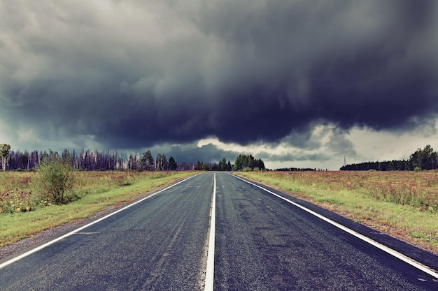 道路と暗い雷雲