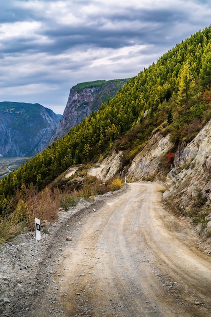 写真 katuyaryk峠からchulyshman川の谷まで道路が下ります。アルタイ、ロシア