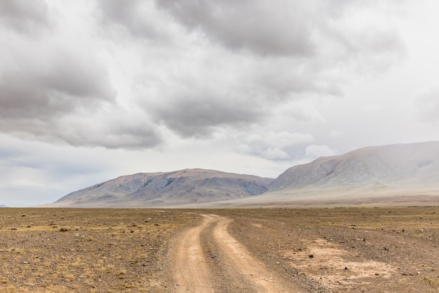 Photo the road in the desert. central asia between the russian altai and mongolia