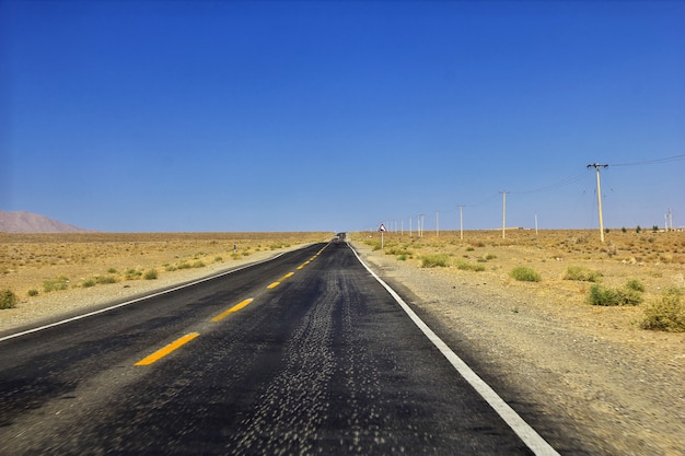 Strada nel deserto dell'iran al villaggio di abyaneh