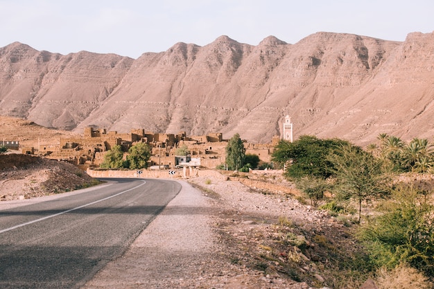 Strada nel paesaggio del deserto nel marocco
