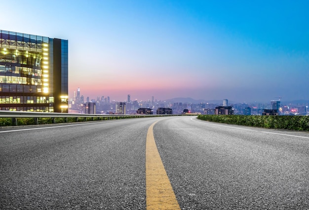 Road en Chinese moderne stad gebouwen achtergrond