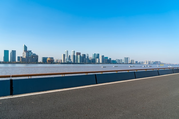 Road en Hangzhou moderne stad gebouwen skyline