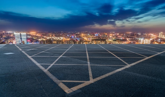 Road en moderne stadsgebouwen landschap skyline