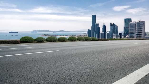 Road en moderne stadsgebouwen landschap skyline