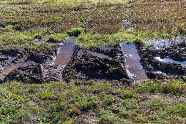 フィールド内の道路は、交通の後、完全に水に浸かっています