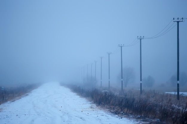 Strada nel concetto di nebbia, nebbia in ottobre paesaggio di halloween, autostrada