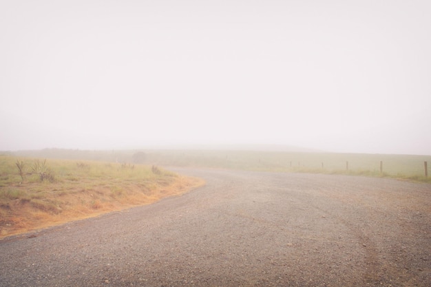 Photo road in foggy weather