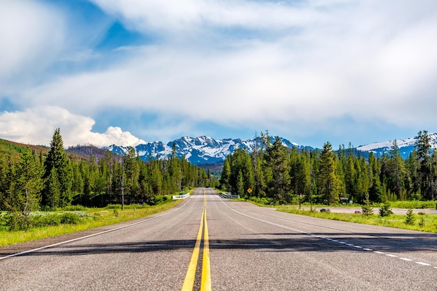 Photo road from yellowstone to grand teton