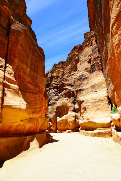 Foto strada nella gola tra le montagne. petra, giordania