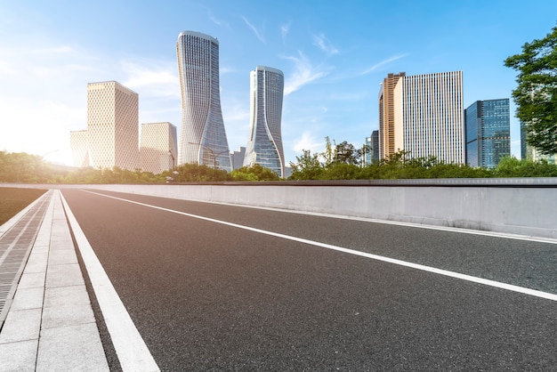 道路の地面と都市の近代的な建築風景のスカイライン