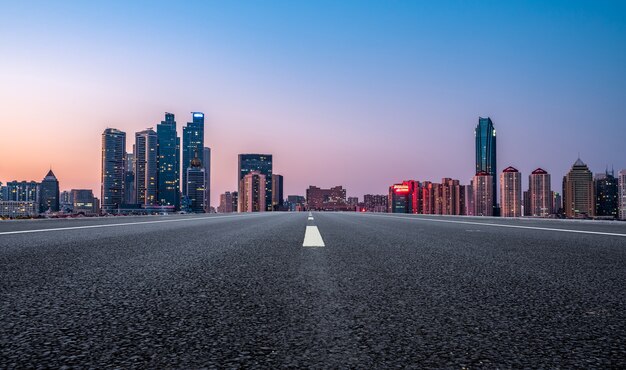 中国の都市の道路の地面と近代建築景観のスカイライン