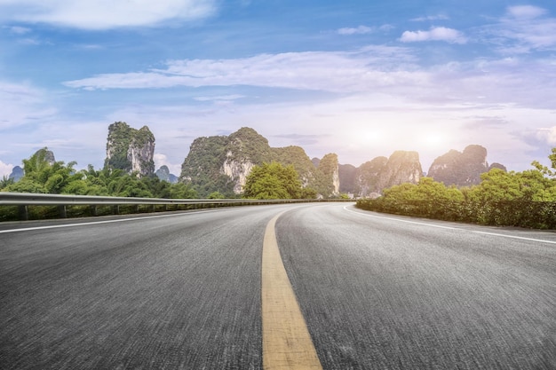 道路の地面と屋外の自然の風景